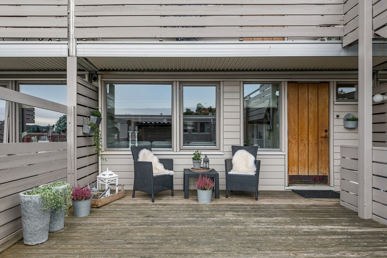 Boligen har et koselig, overbygd inngangsparti via en stor, skjermet terrasse. Galleribilde