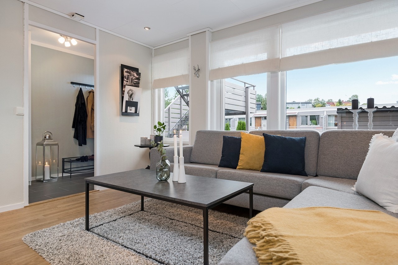 De store vinduflatene sikrer rikelig med naturlig lysinnslipp til leiligheten. Galleribilde