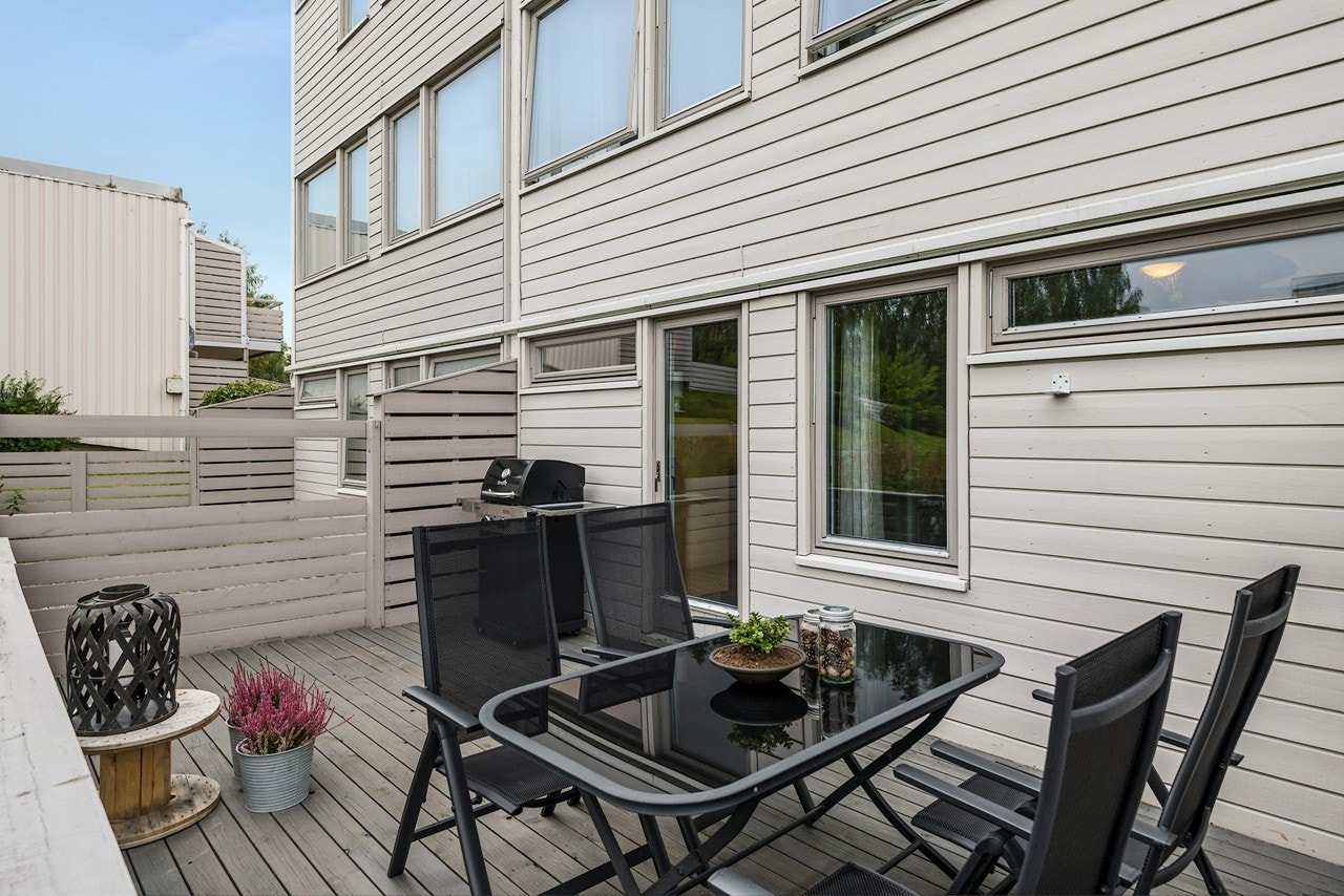 Terrassen med morgen og formiddagsolen har utgang fra kjøkkenet og er på ca. 16 kvm. Galleribilde