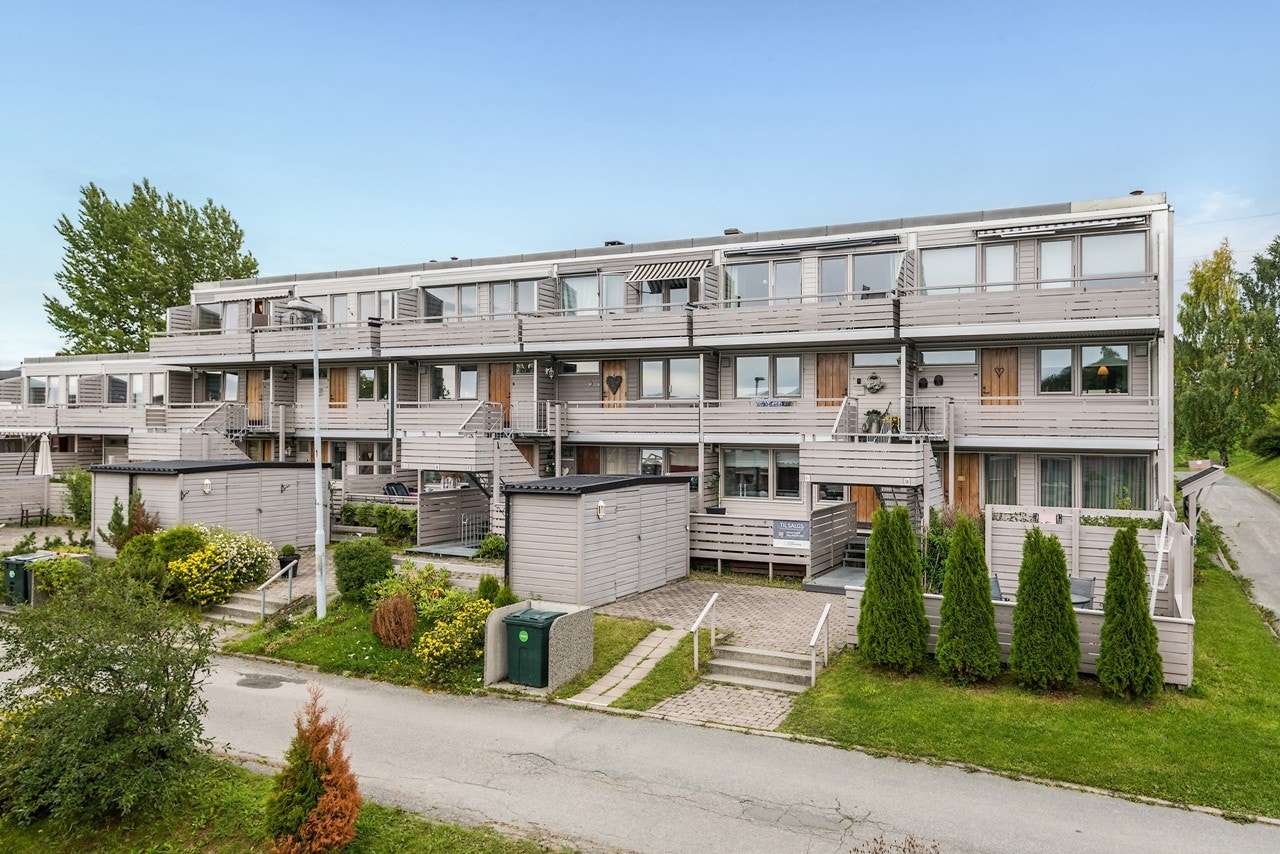 Den ene terrassen er på ca. 19 kvm og ligger i forbindelse med inngangspartiet. Her kan kveldssolen nytes. Galleribilde