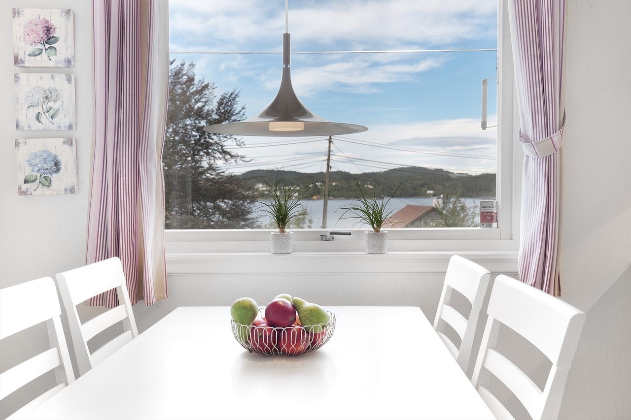 God plass til kjøkkenbord på kjøkken. Galleribilde