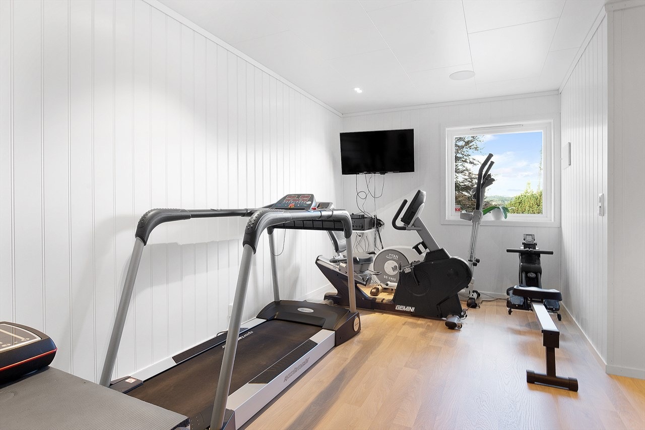 Kjellerstue/soverom er i dag bruks som treningsrom. Galleribilde