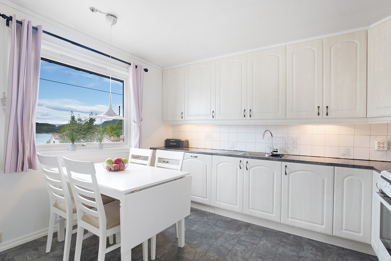 Funksjonelt og praktisk kjøkken med mye skap- og benkeplass. Galleribilde