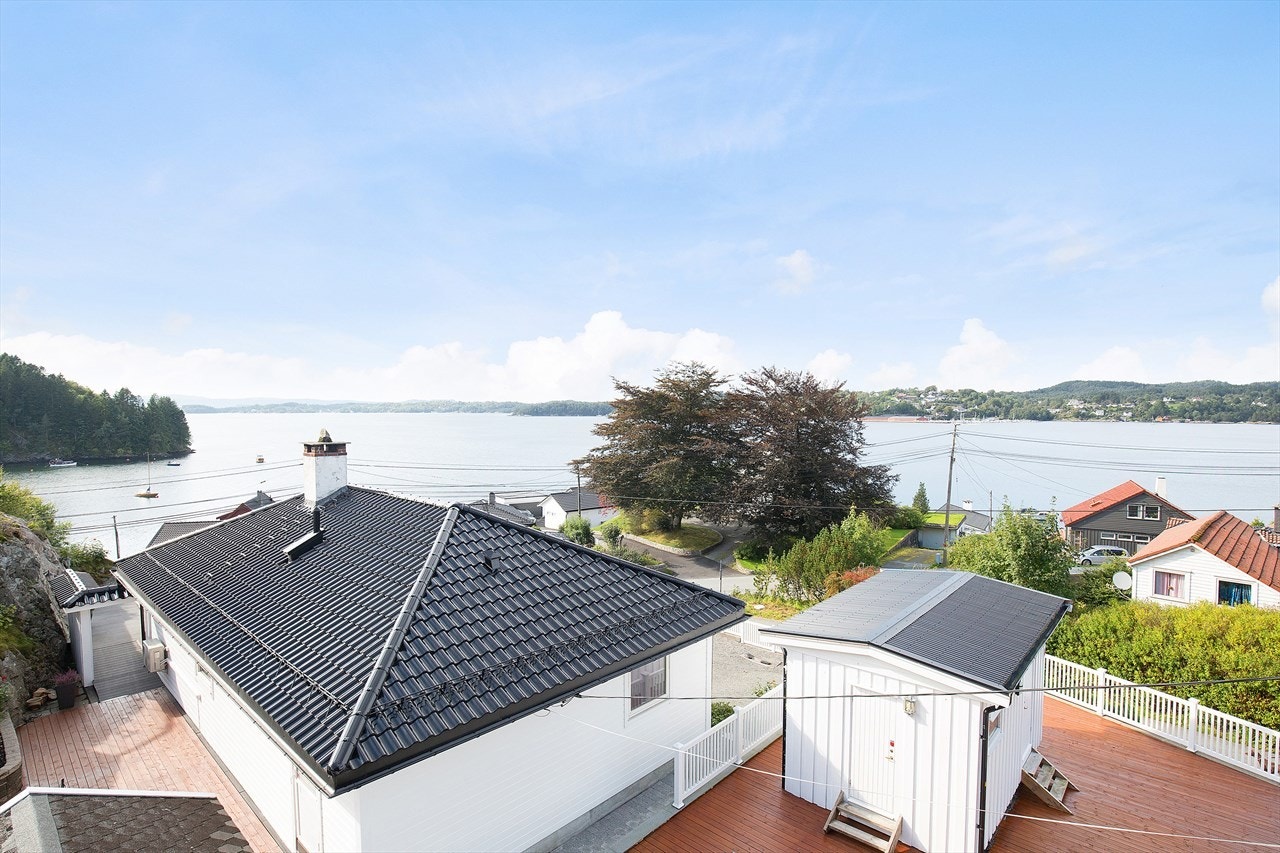 Boligen ligger pyntelig til vendt mot sjø. Galleribilde