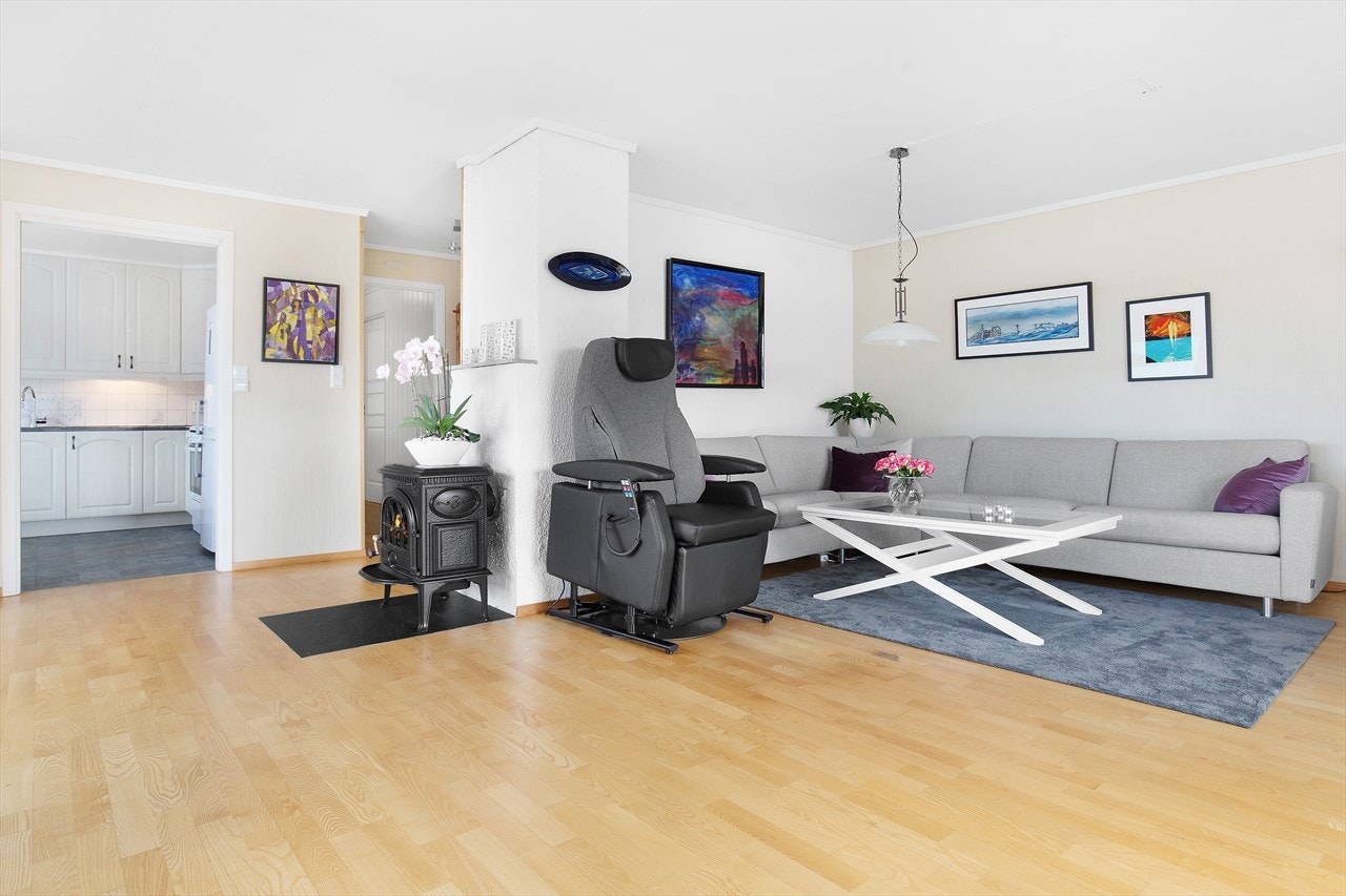 Ovnen blir et naturlig skille i oppholdsrommet. Galleribilde