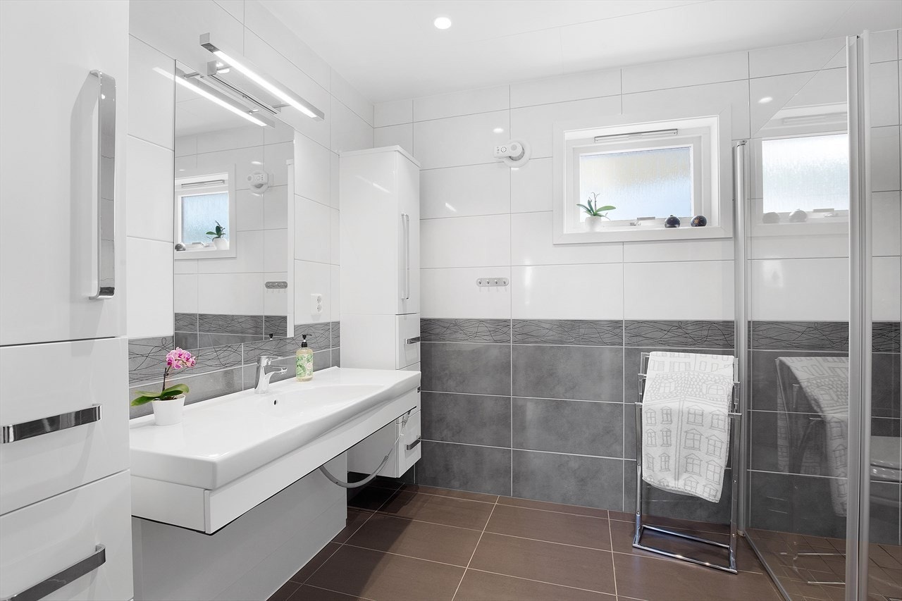 Boligen har to fullverdige bad som var nyoppusset i 2016. Galleribilde