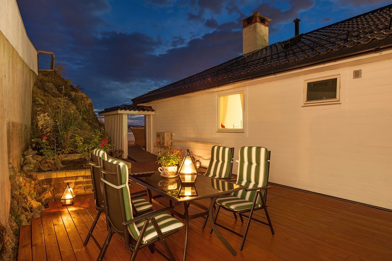 Med den store terassen som strekker seg rundt store deler av eneboligen, har man flere steder man kan oppholde seg. Galleribilde