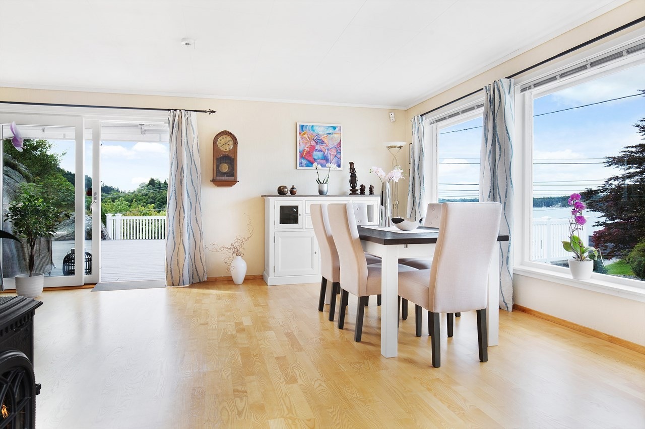 Spisebordet er ideelt plassert for utsikt og dagslys. Galleribilde