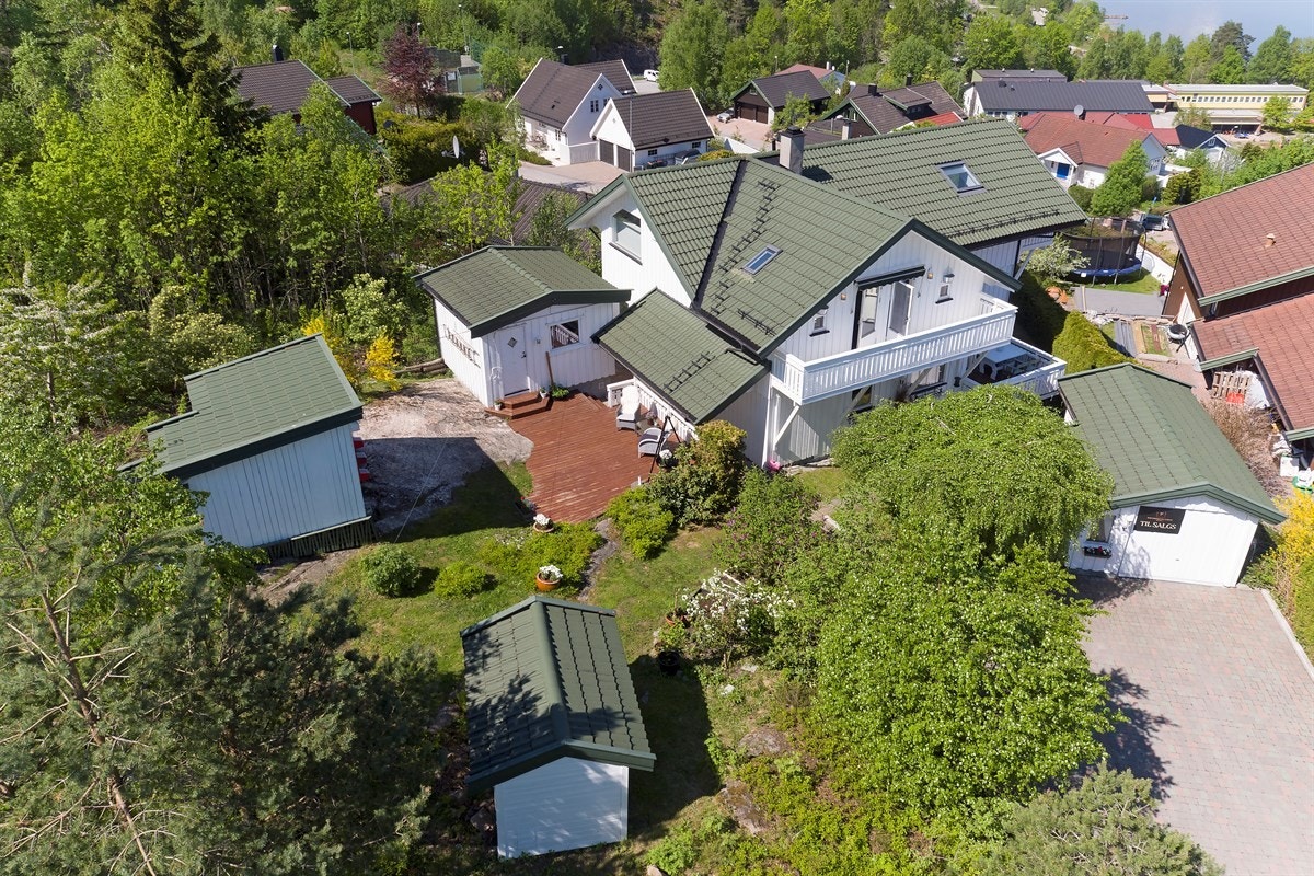 Det tar kun et kvarters tid med bil til Drammen, og det er få minutter med bil inn til sentrum av Svelvik. Svelvik er en sjarmerende "Sørlandsby" med koselige gater, grønne lunger, båthavn og marina. Galleribilde