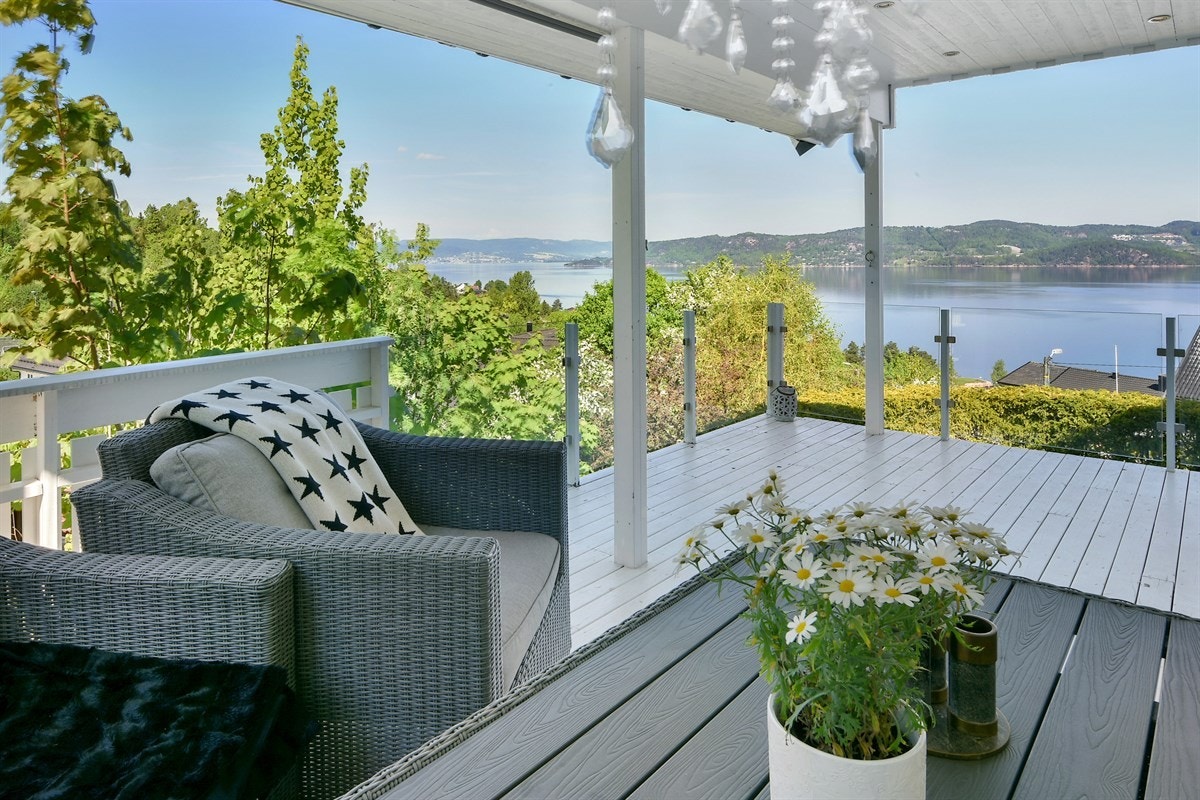 Ytterligere er det to fine terrasser med utgang fra henholdsvis kjøkken og stue, hvor terrassen ved stuen har glassrekkverk og downlights i overbygd del. Galleribilde