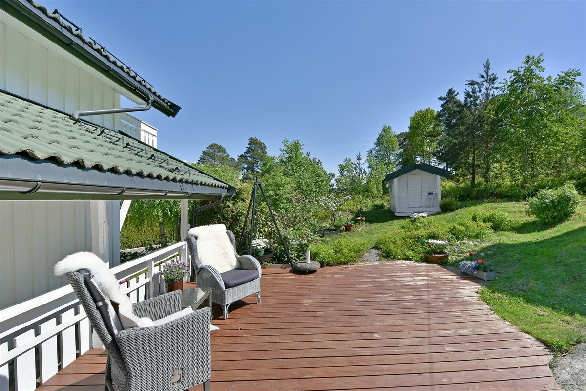 På uteområdet er det satt opp et isolert uthus som benyttes som sportsbod, og like på nedsiden er det etablert markterrasse. Galleribilde