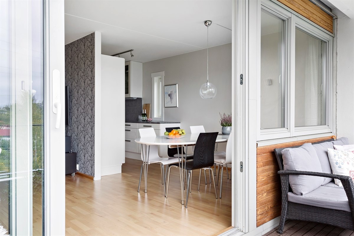 Hyggelig del i stue/kjøkken med plass til spisebord med tilhørende møblement. Galleribilde