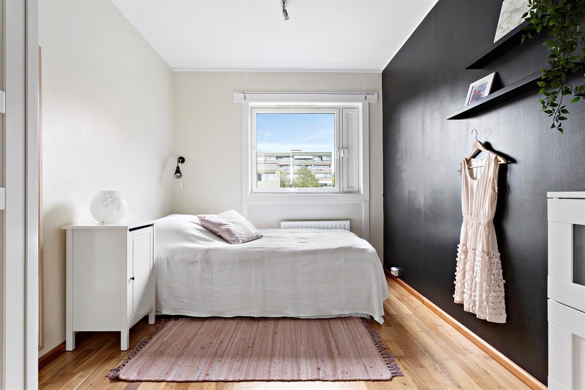 Soverom 2 med god plass til seng og garderobeløsning. Galleribilde