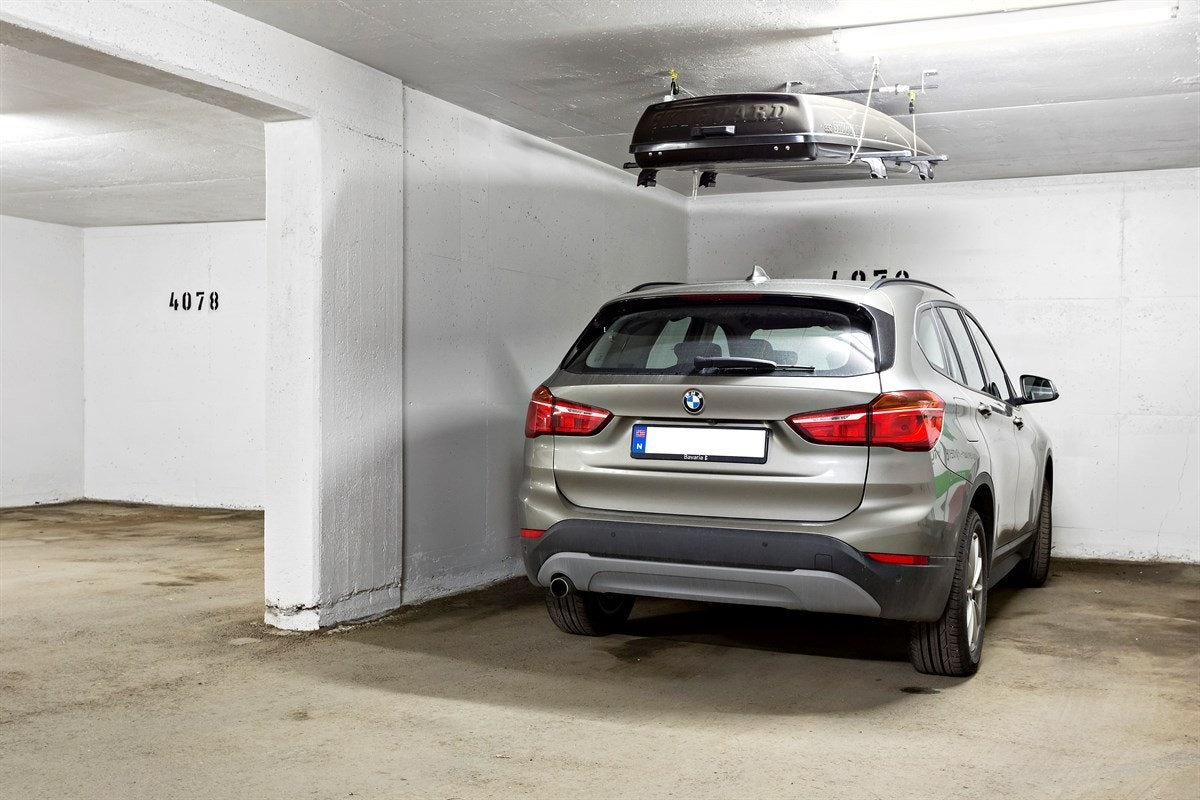 Det medfølger biloppstillingsplass i fellesgarasje. Galleribilde