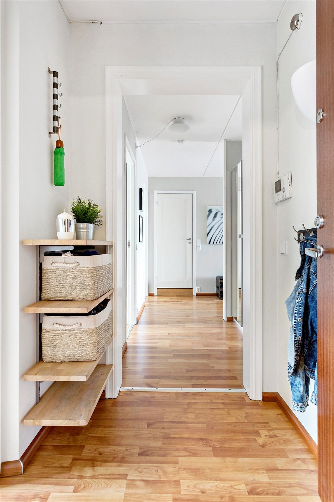 Trivelig entré med hylleløsning på vegg. Videre inn til høyre er det en innvendig bod på ca. 3 kvm som kan benyttes som garderoberom. Galleribilde