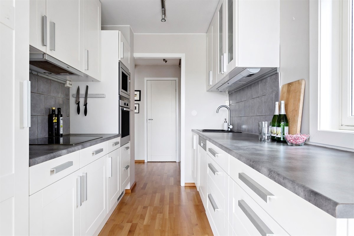 Videre er kjøkkenet utstyrt med integrert oppvaskmaskin, microovn, komfyr med koketopp og kjøleskap. Galleribilde