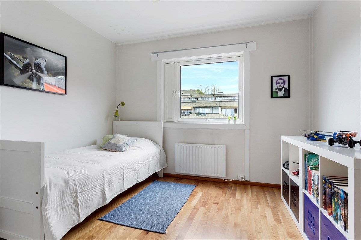 Romslig soverom (3) med god plass til seng og garderobeløsning. Galleribilde