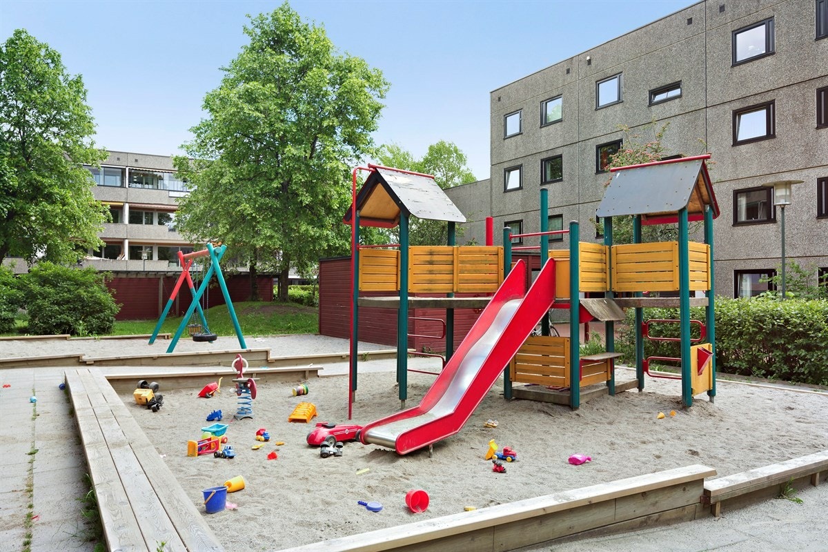 Det er etablert flere lekeplasser med lekeapparater og sandkasser på borettslagets område. Galleribilde