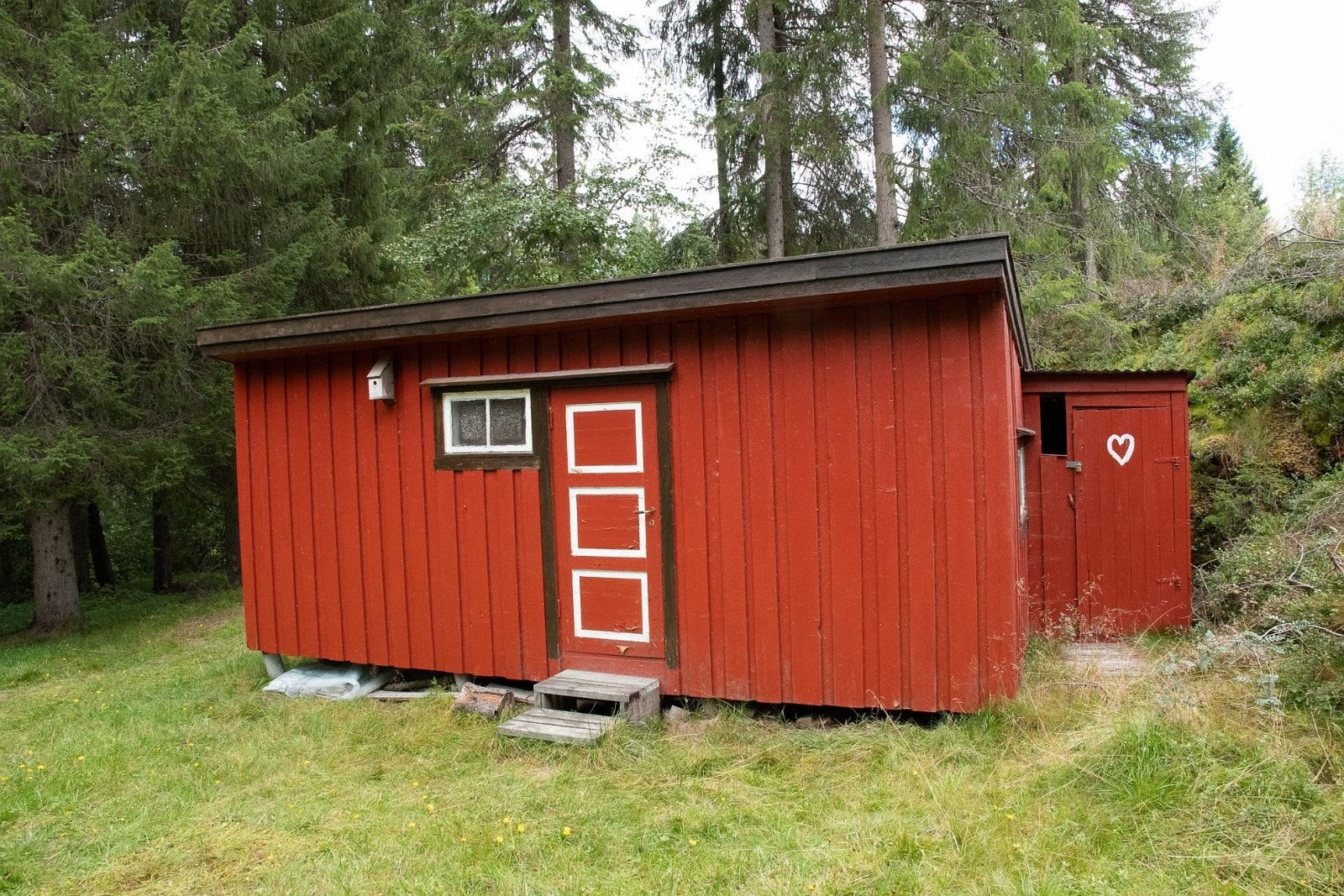 Uthus og utedo Galleribilde