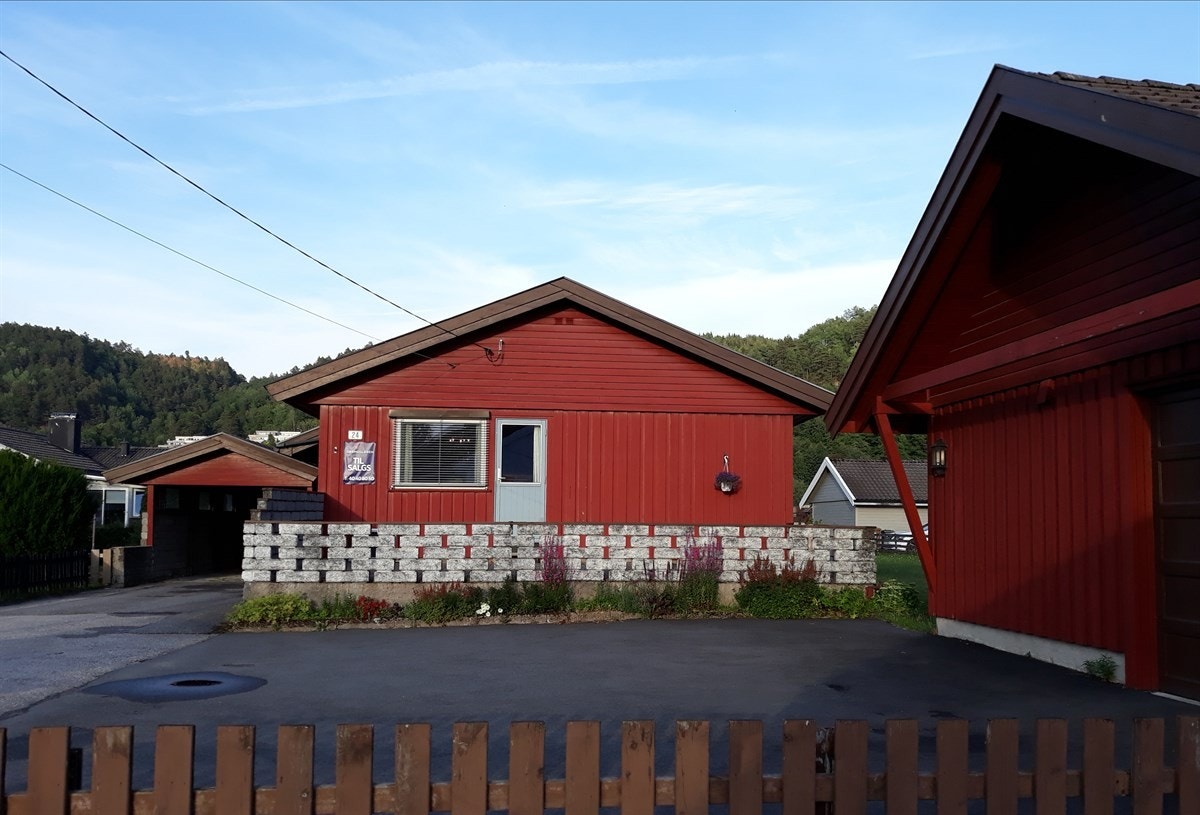 Stor gårdsplass, garasje og carport Galleribilde