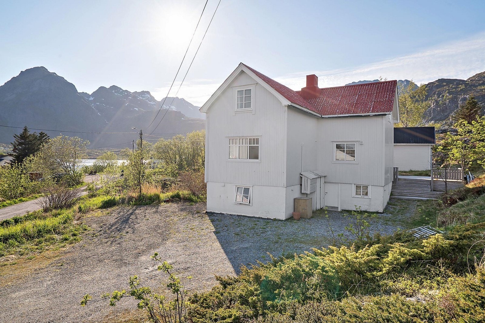 Koselig hus i Sørvågen, blant innsjøer, fjell og hav Galleribilde