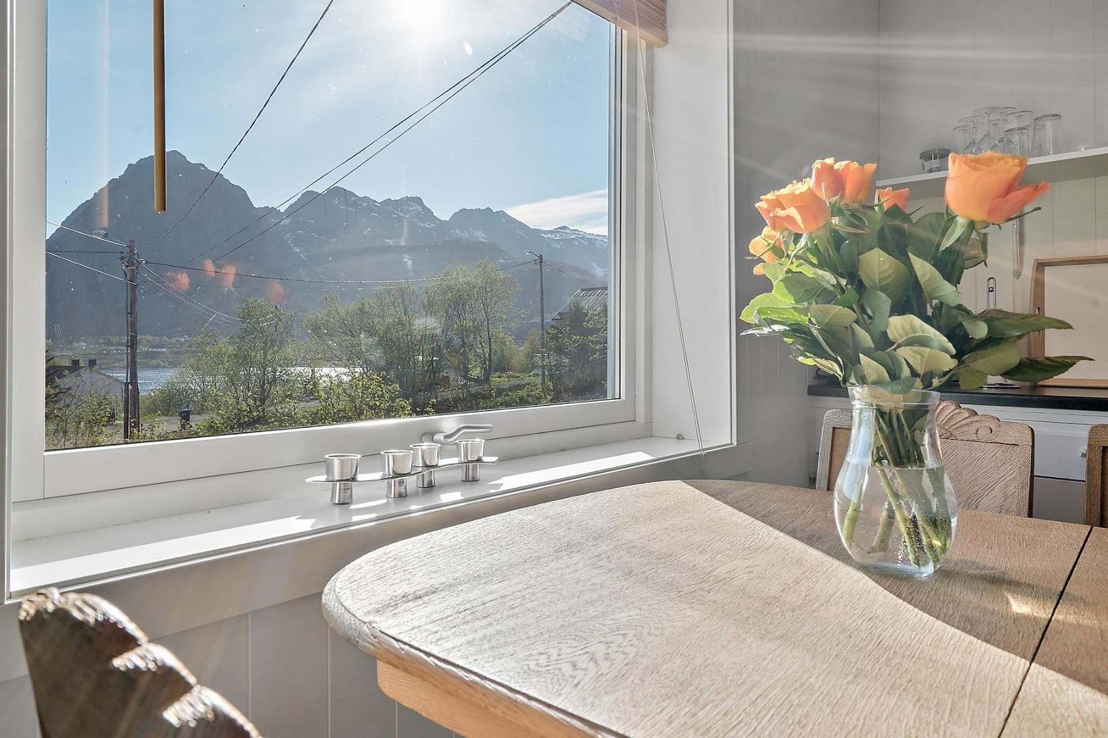 kjøkkenutsikt mot Tindstind og Sørvågvatnet Galleribilde