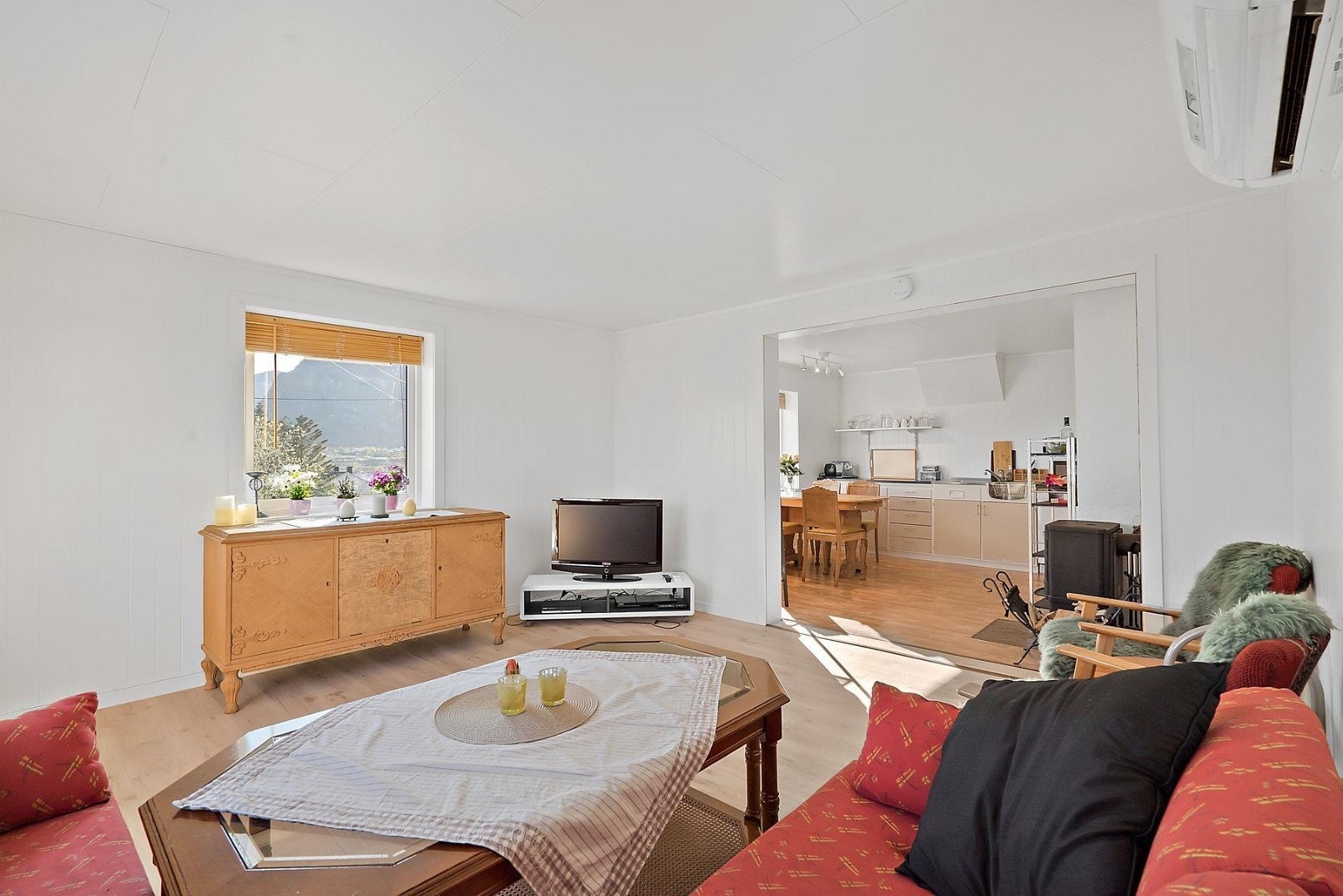 her kan man prate sammen mellom stue og kjøkken, åpen løsning Galleribilde