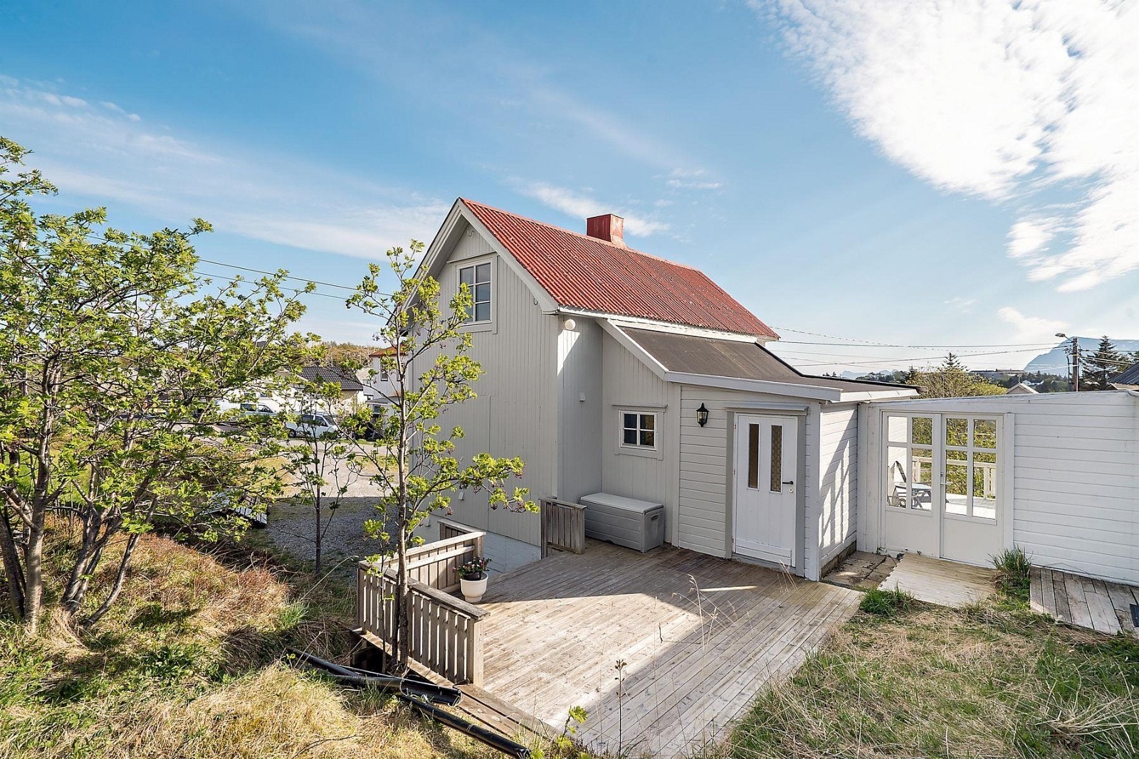 morgensola kommer her. Det fins to adskilte uteplasser og endel naturtomt Galleribilde