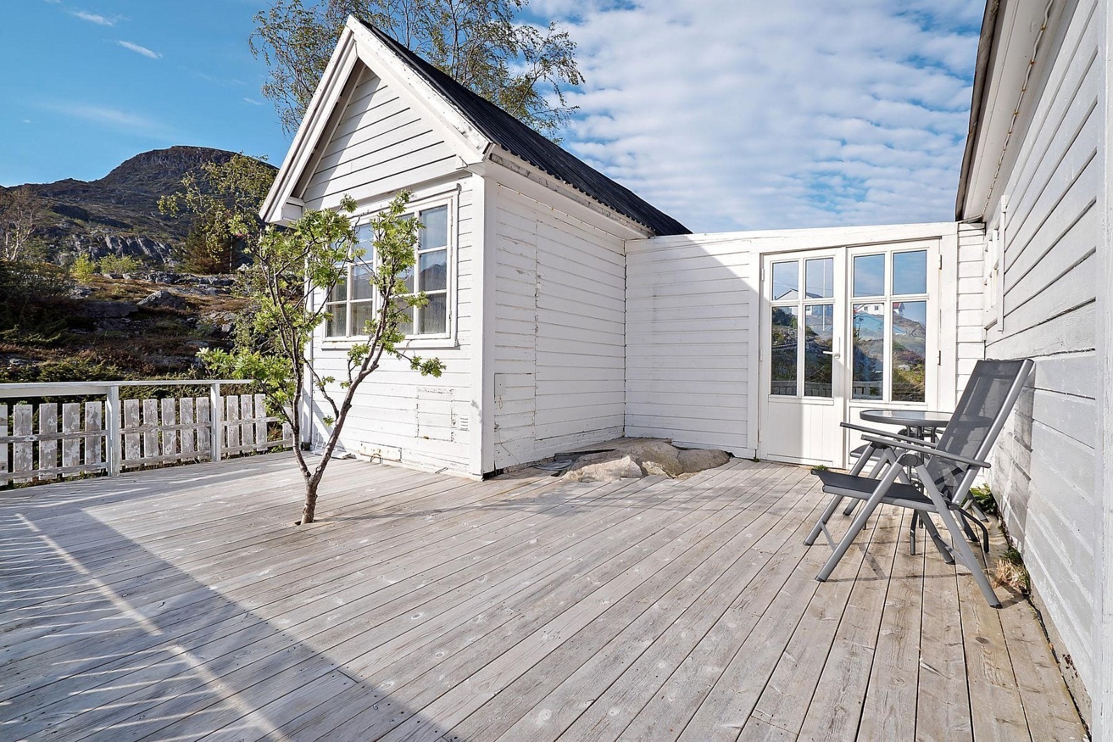 Stor terrasse med levegg. Anneks med soveplass. Og et rogntre midt i herligheten :) Galleribilde