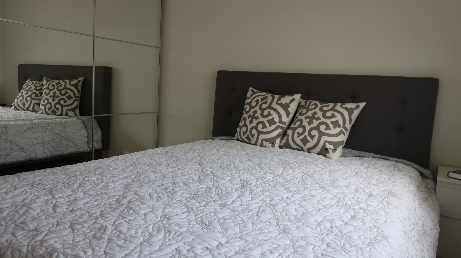 Hovedsoverom med stor skyvedørsgarderobe Galleribilde