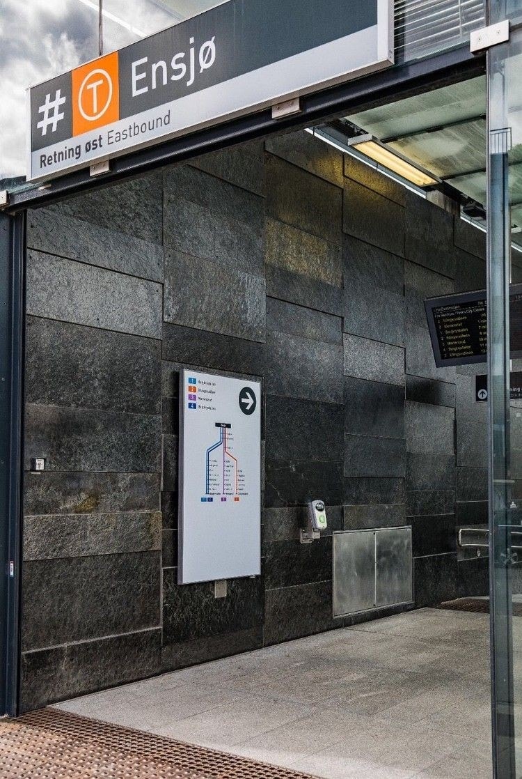 T-banen ligger i umiddelbar nærhet og vil ta deg rundt i byen på noen få minutter Galleribilde