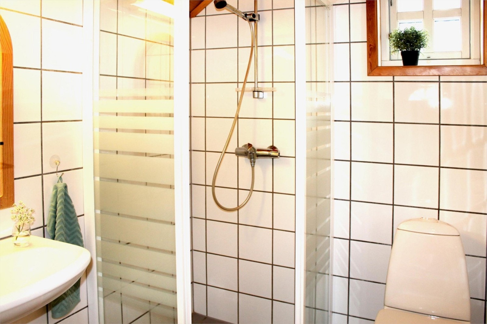 Baderom er flislagt på gulv og vegger Galleribilde