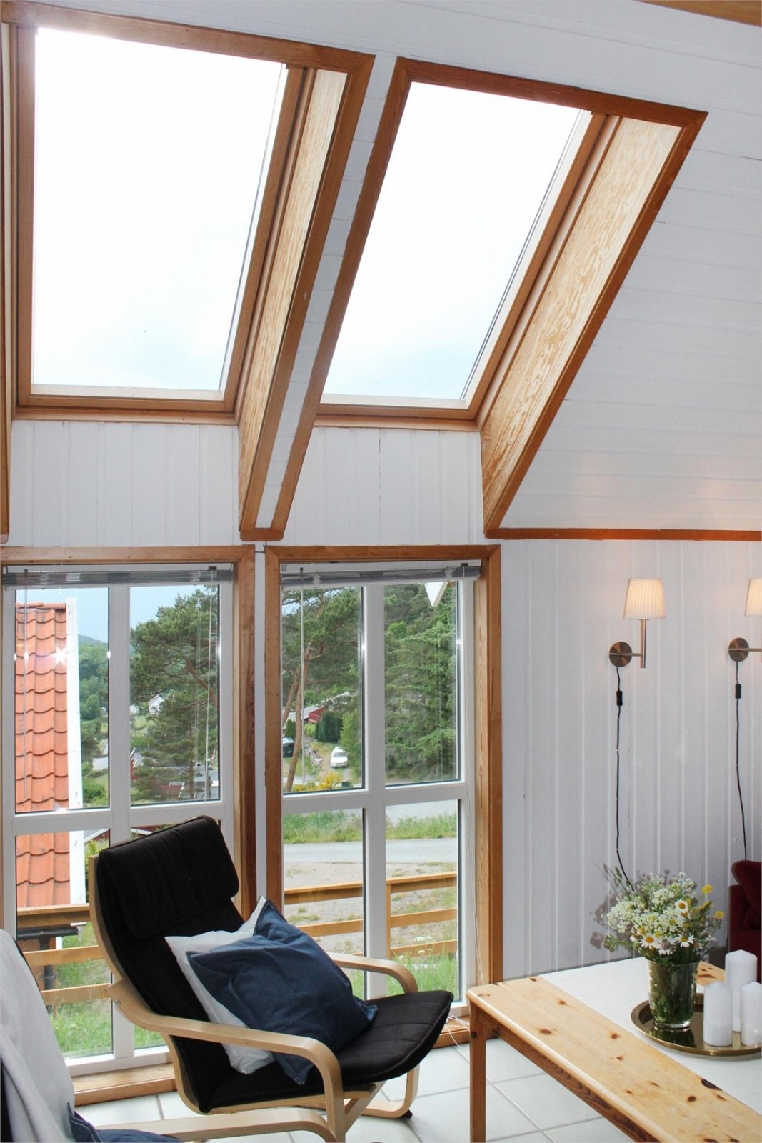 Takvinduene gir gode lysforhold i hytten Galleribilde