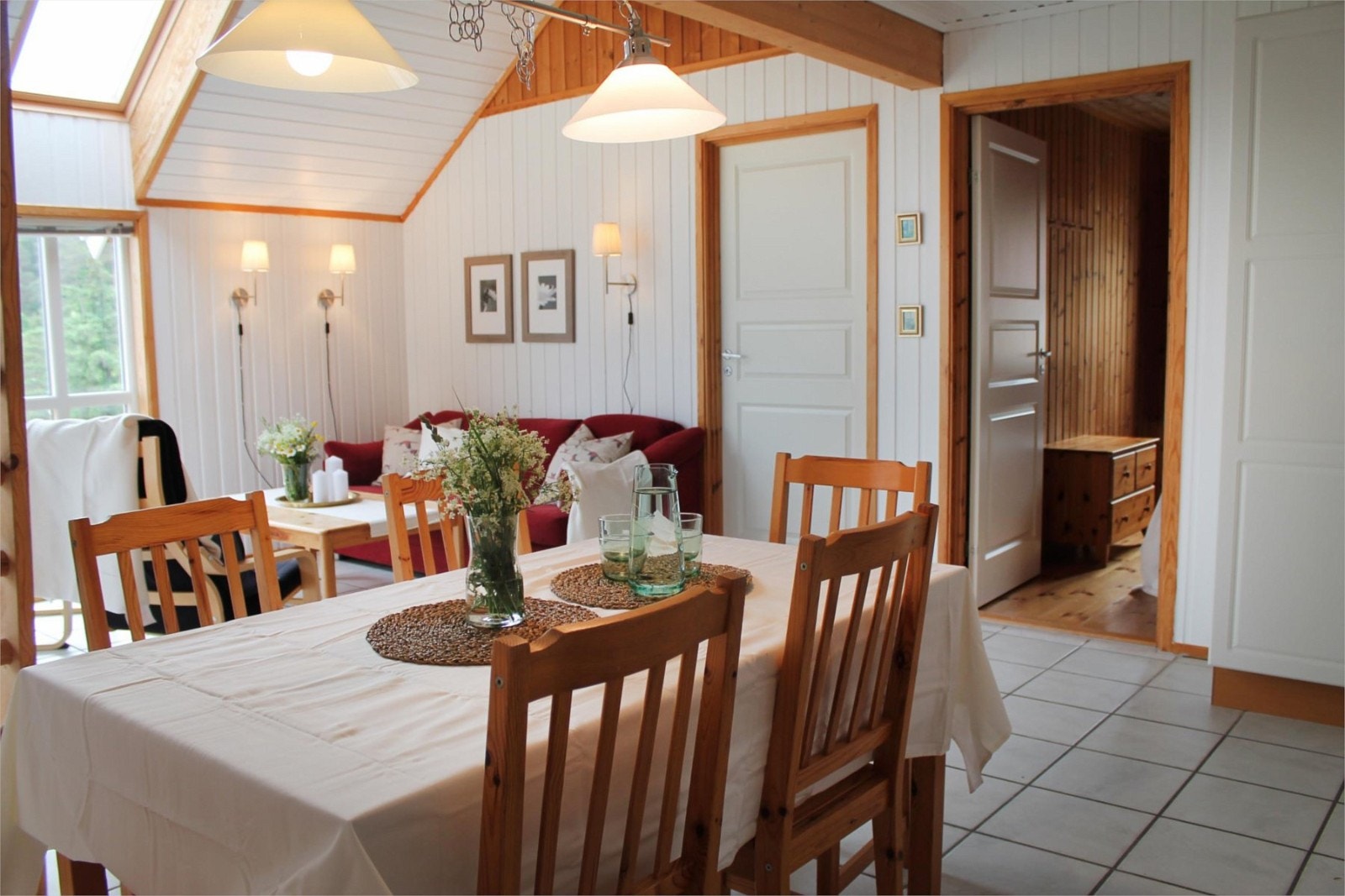 Åpen løsning mellom stue og kjøkken - god plass til langbord og salong Galleribilde