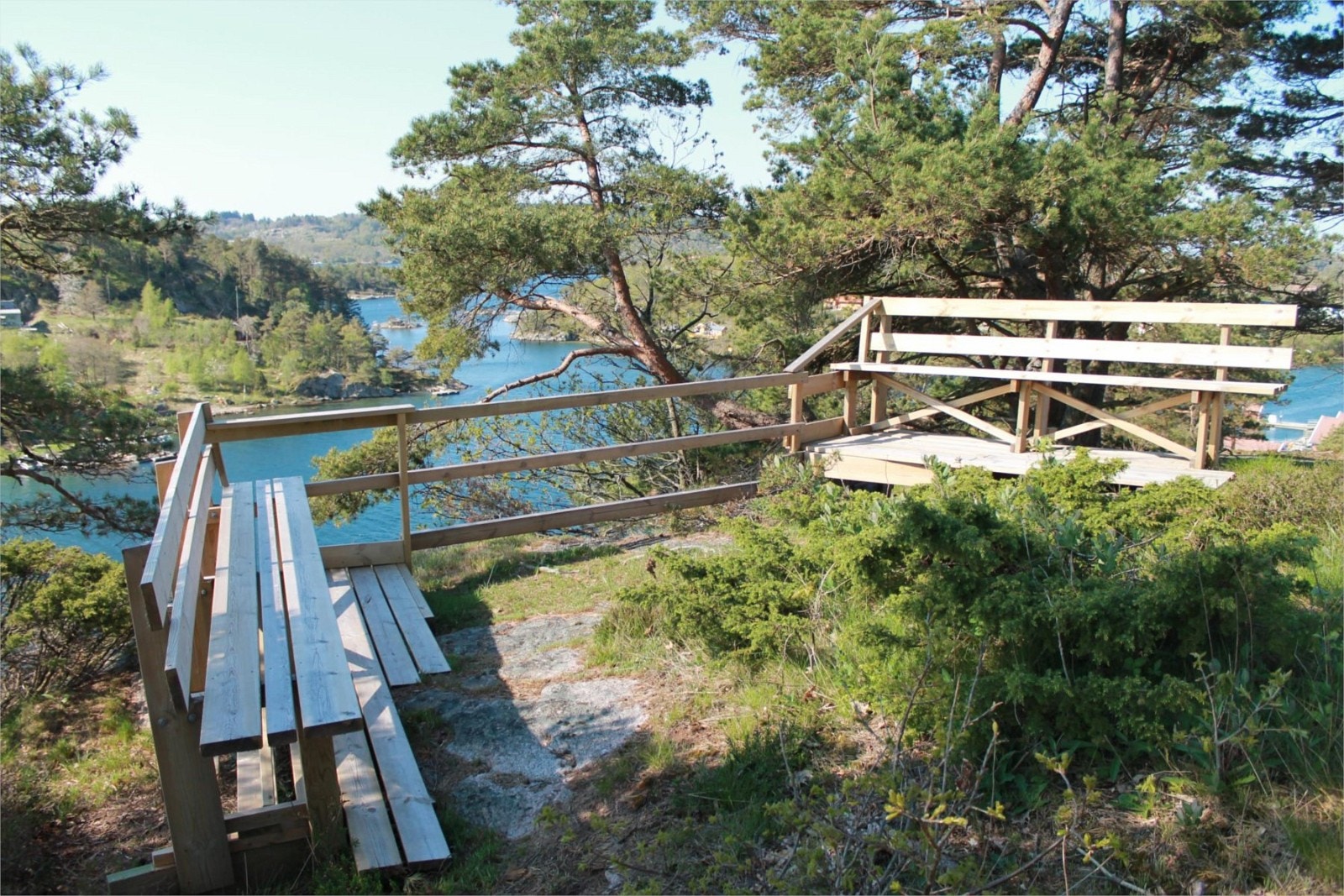 Felles uteplass på høyden like ved hytten Galleribilde