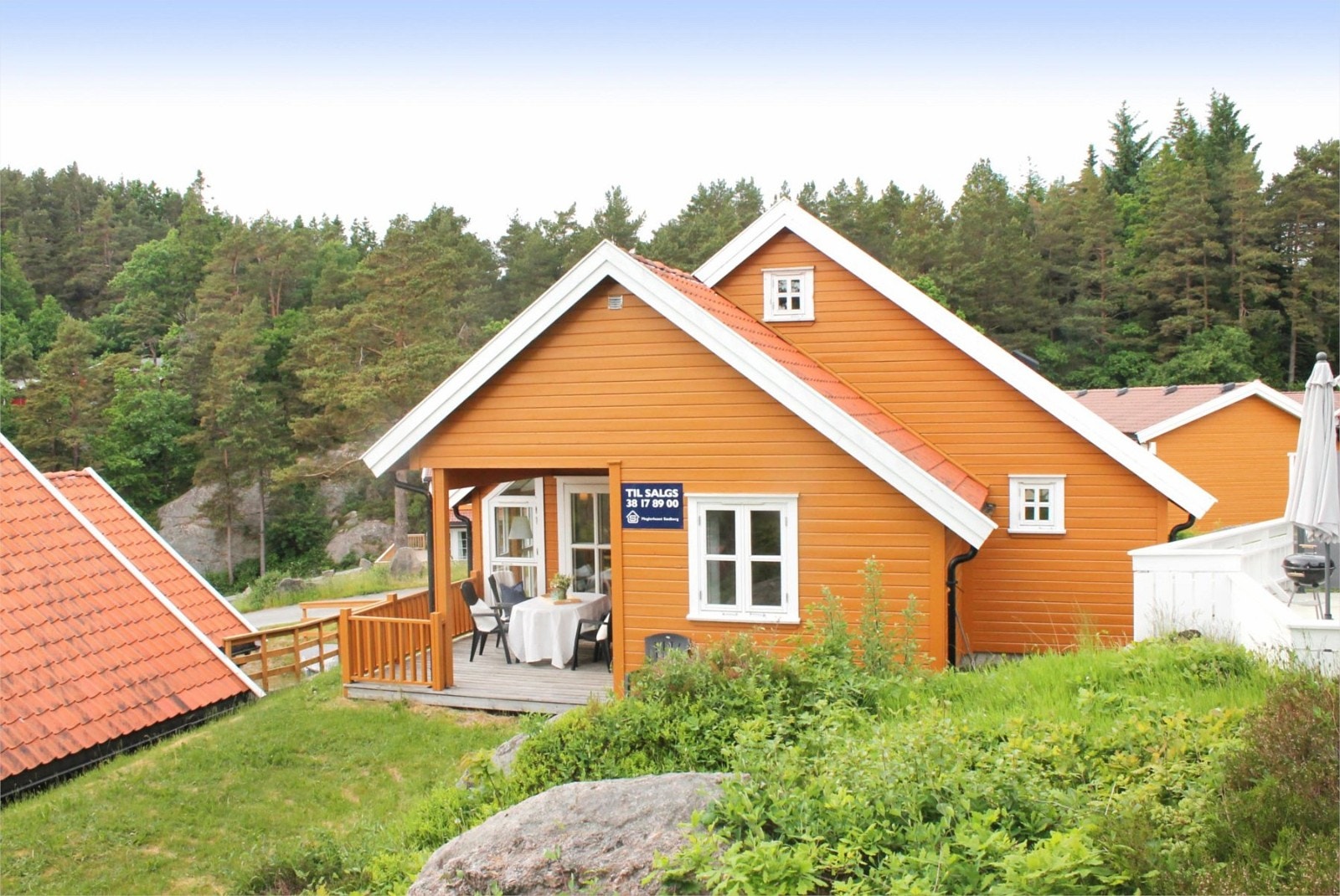 Velkommen til Gamle Tregde vei 132 ("Tregde 38"). Hytten presenteres av Meglerhuset Sædberg v/Eiendomsmegler MNEF May Kristin Enevoldsen m 97080101 Galleribilde