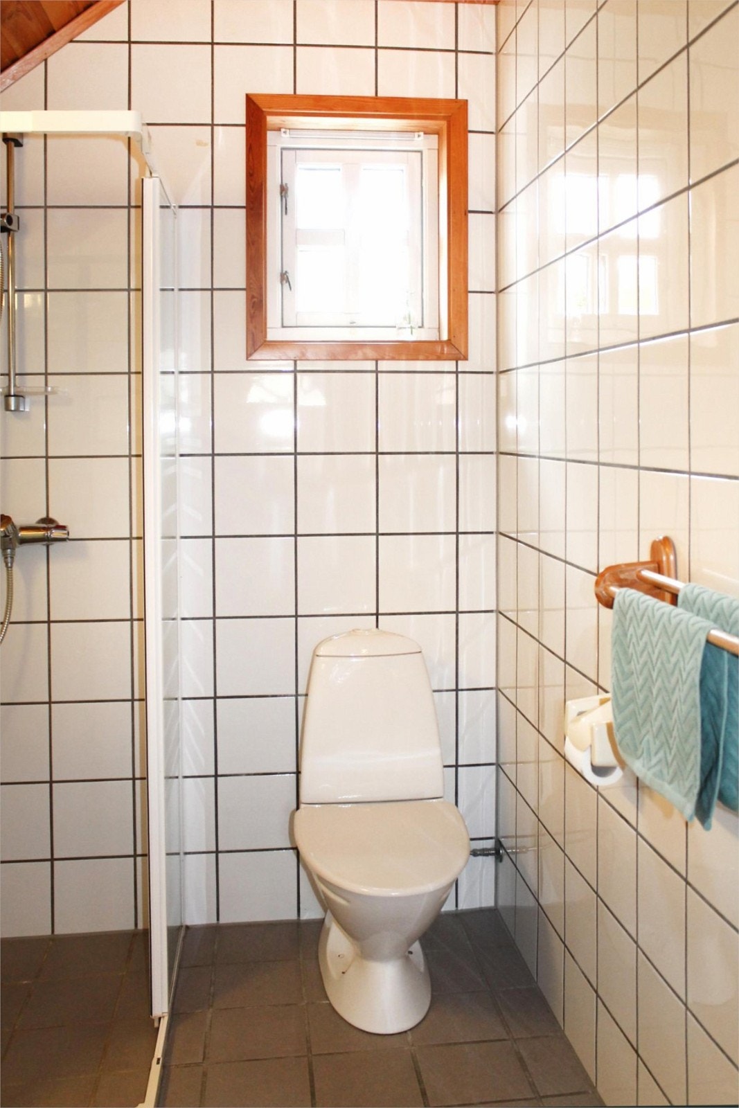 Baderom med toalett, dusjhjørne og vask. Galleribilde