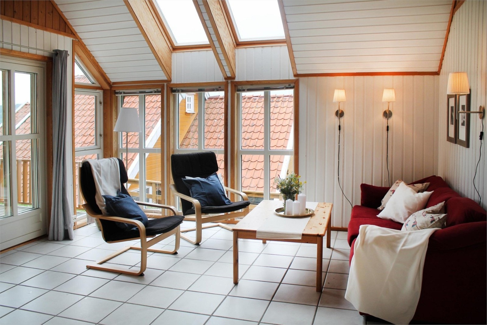 Stue med store vindusflater og fin utsikt Galleribilde