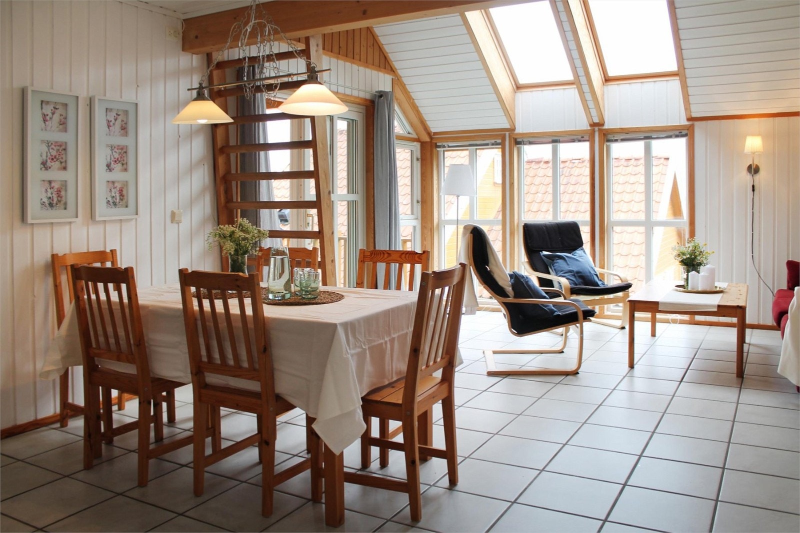 Lyst og trivelig. Stige til hems med ca. 180 com høyde. Galleribilde