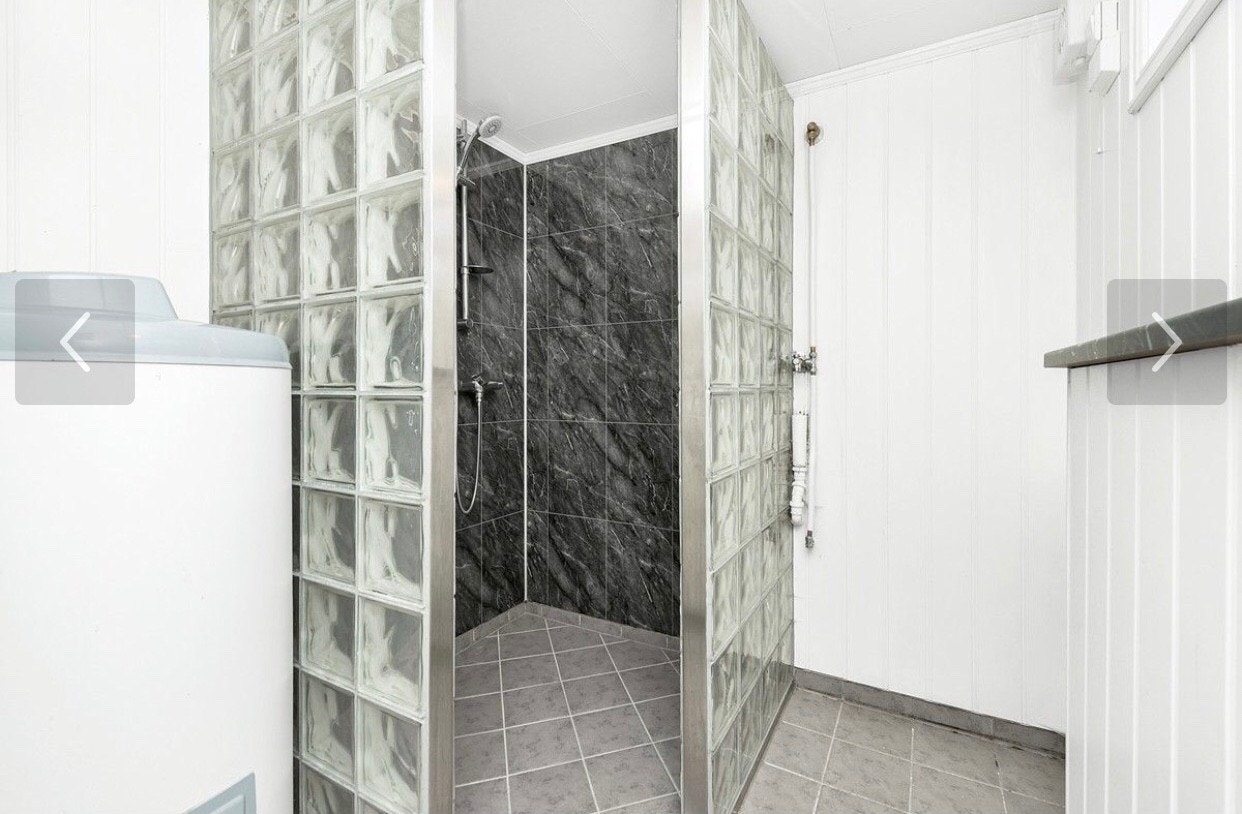 Dusj, egen varmtvannstank til hyblene. Vaskemaskin er satt inn og er inkludert i leien. Galleribilde