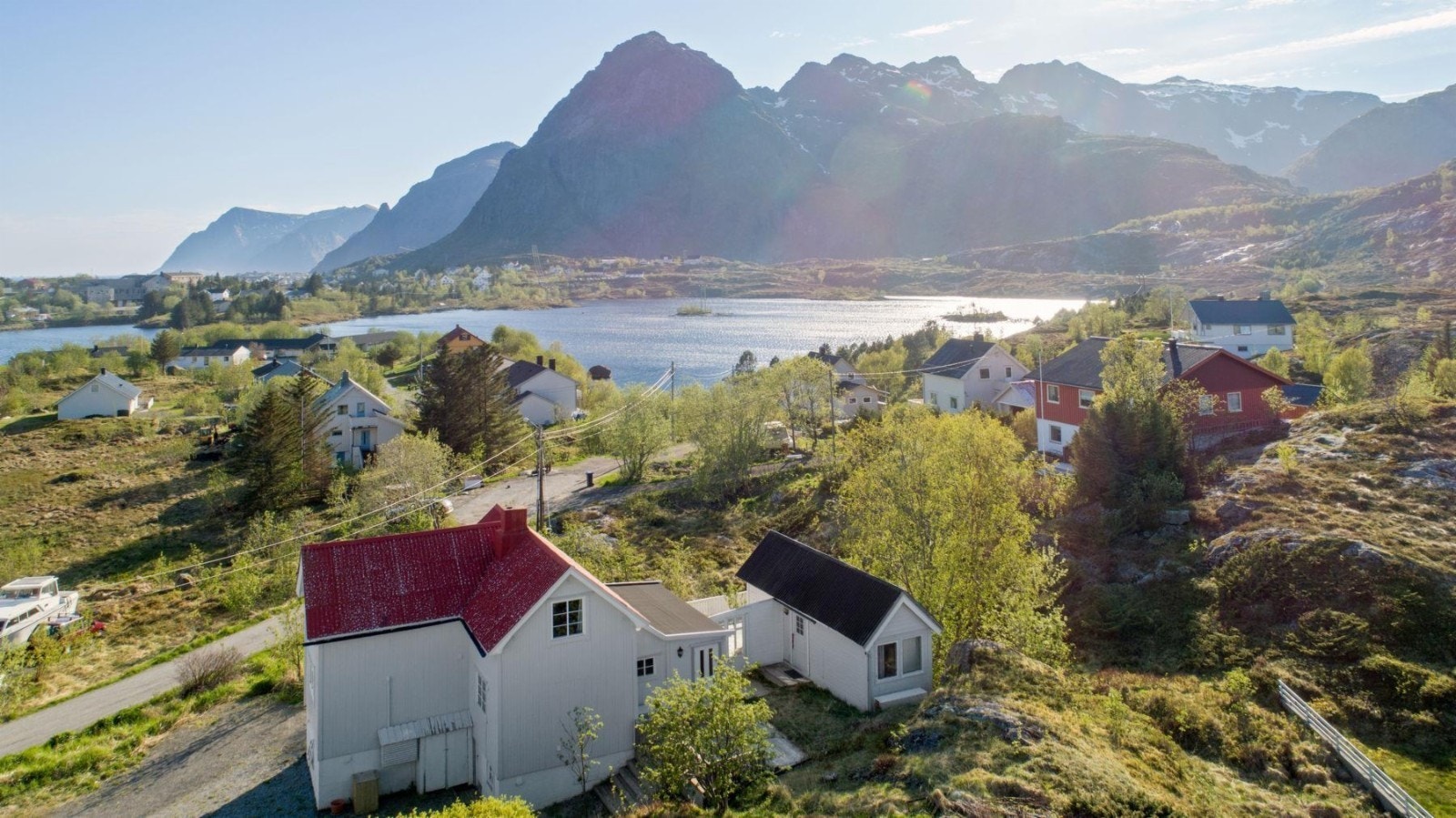 Huset med Sørvågvatnet og Tindstind. Tursti rett bak tar deg til flotte turer :) Galleribilde