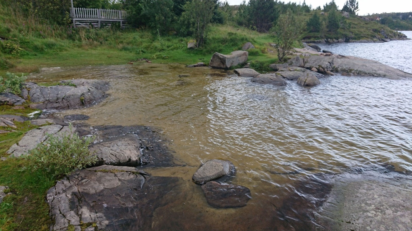 En badeplass med grunt vann, som en lagune, kun få min unna Galleribilde