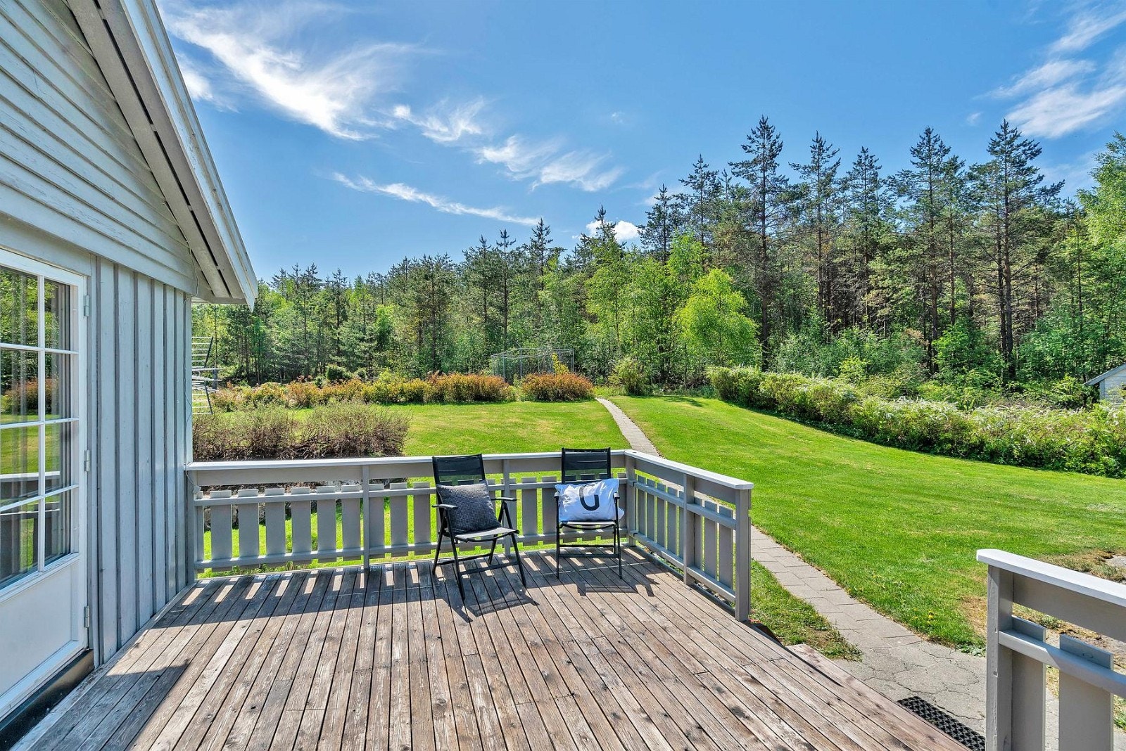 Usjenert veranda med lite innsyn. Galleribilde