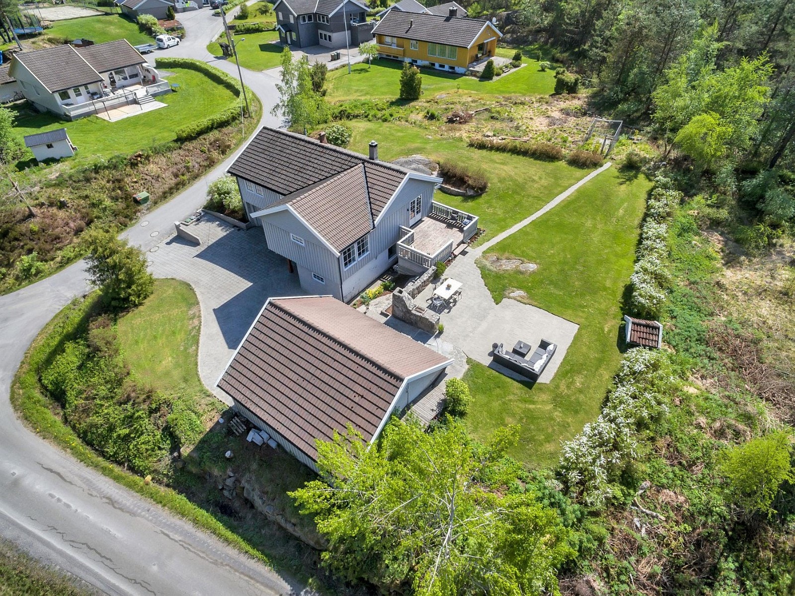 Eneboligen ligger i et lite, men sammensveiset boligfelt med 6 hus på Føreland Østre, ca 15 km Nordvest for Vennesla. Galleribilde