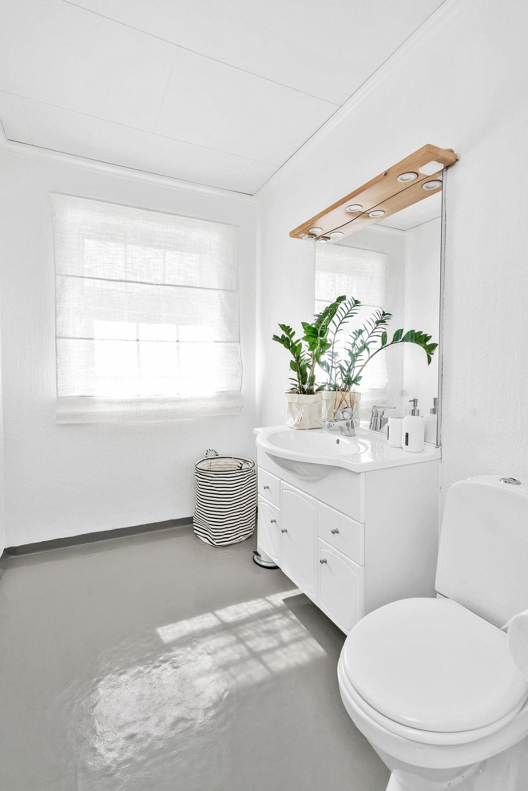 Lyst og pent toalett i 1.etasje. Galleribilde