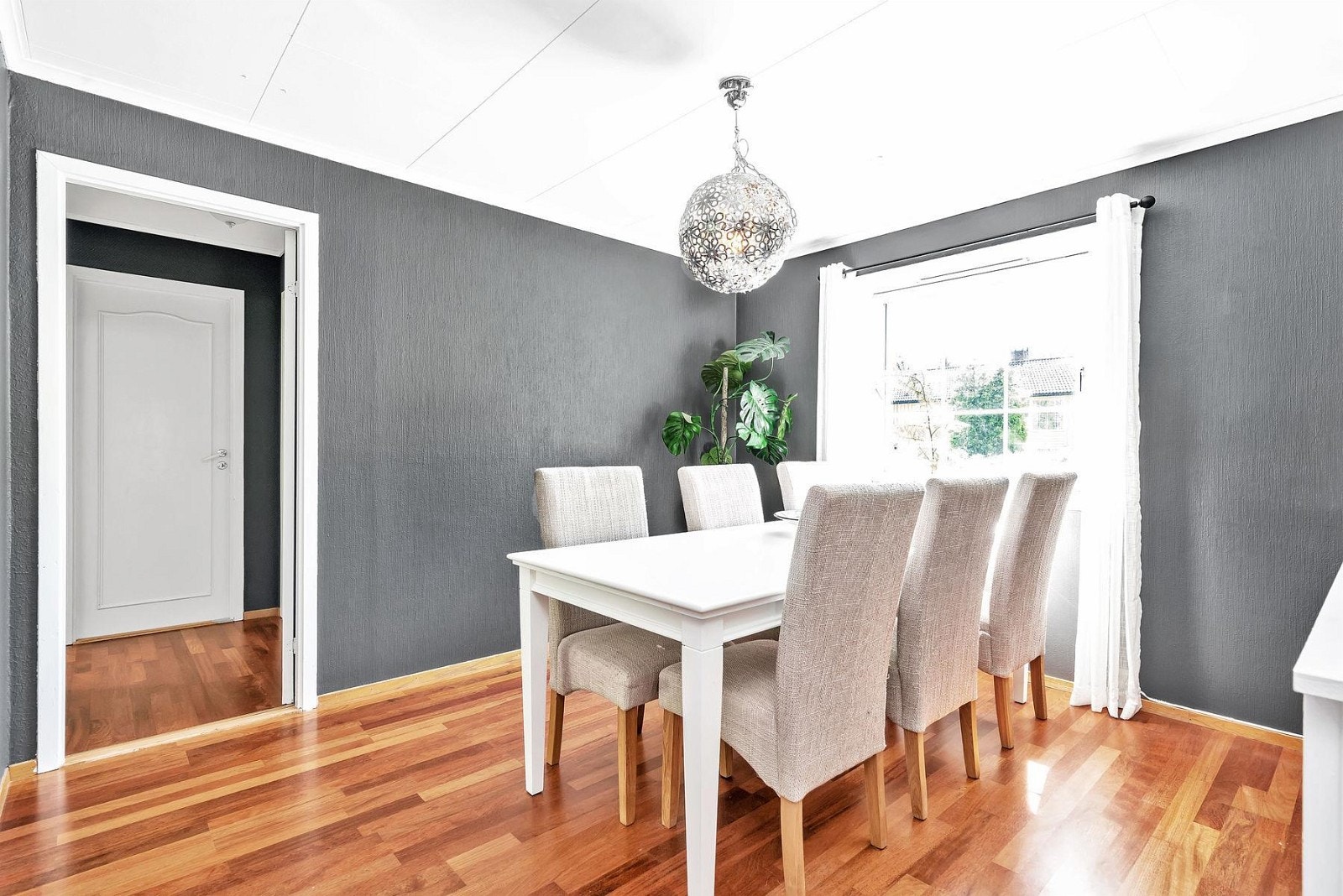 Hyggelig spiseplass med plass til stort spisebord. Galleribilde