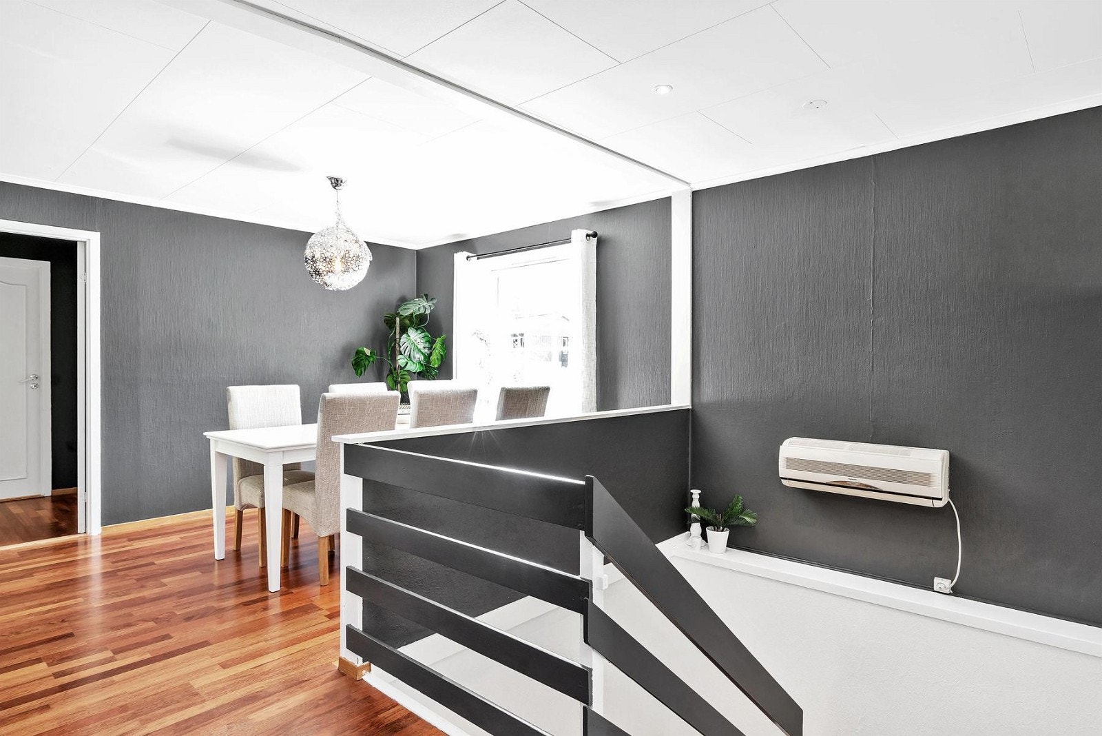 Trapp opp til 1.etasje med varmepumpe på vegg. Galleribilde