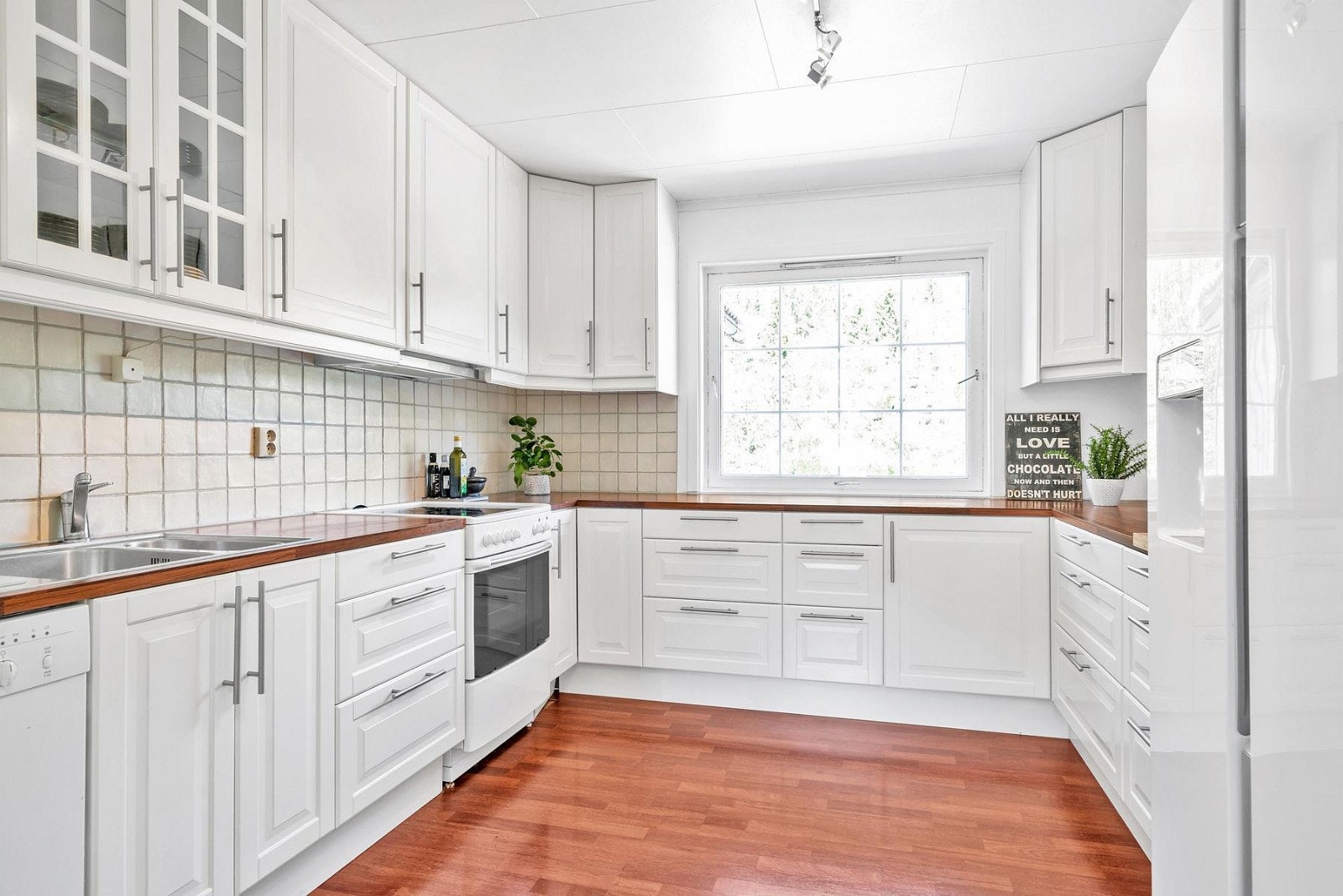 Kjøkkenet har rikelig med skap- og benkeplass. Galleribilde