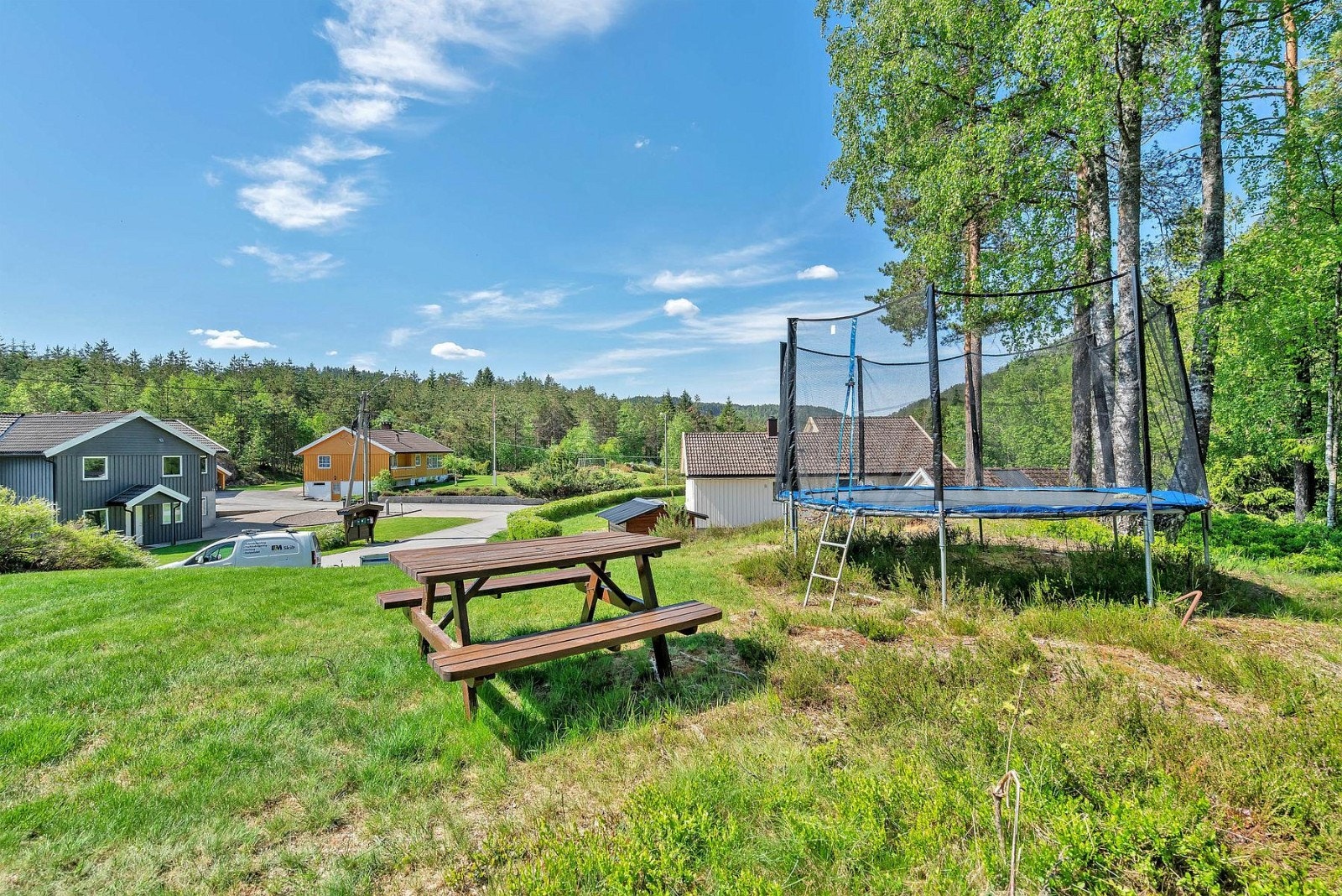 Felles trampoline som kan brukes av beboerne i boligfeltet. Galleribilde