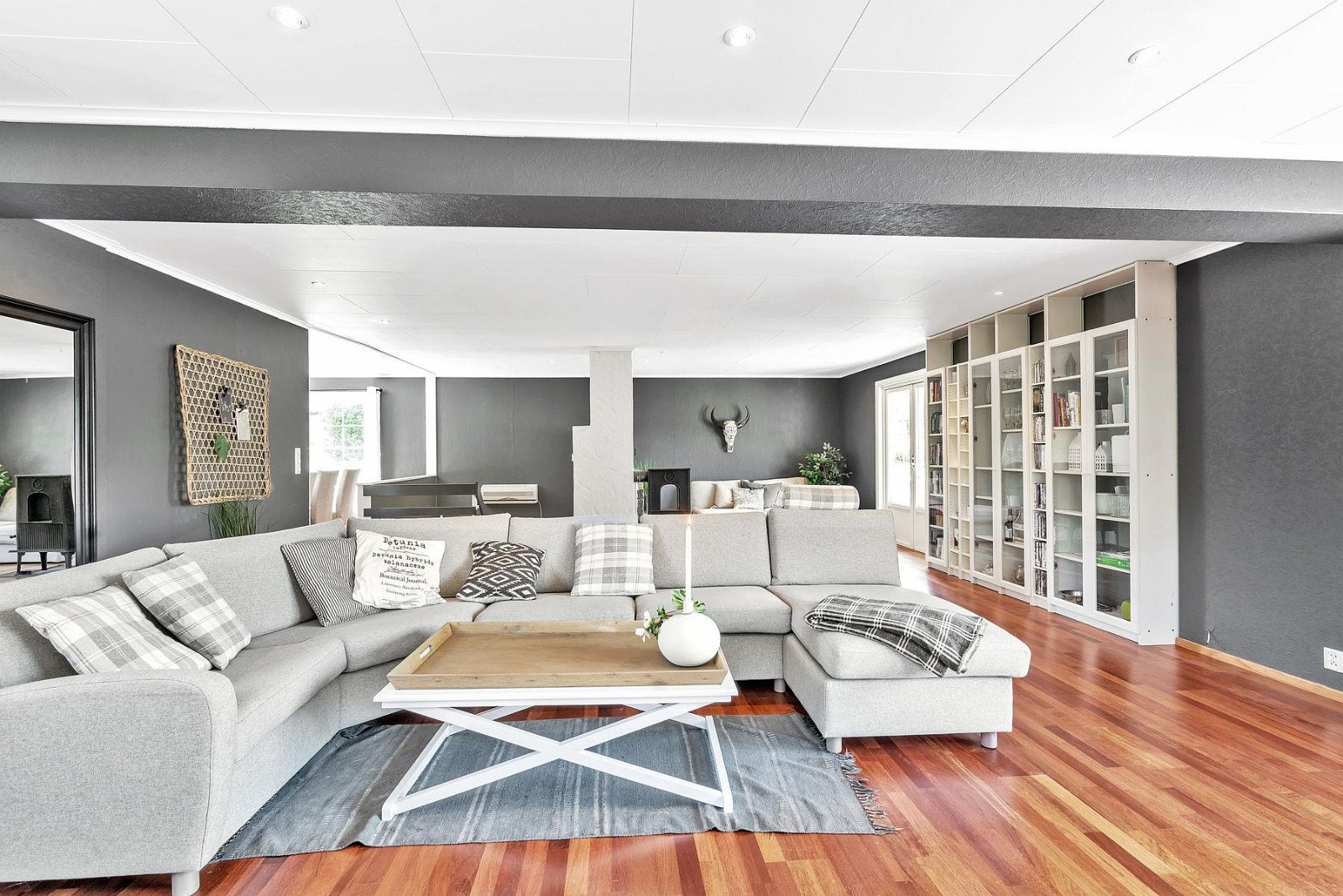 Moderne fargevalg på vegger i stue. Galleribilde